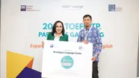 Direktur IIEF Diana Kartika meluncurkan Authorized Test Center (ATC) sebagai lembaga resmi penyelenggara TOEFL ITP di Indonesia kepada Lukman Hidayat dari Brawijaya Learning Centre. Foto: liputan6.com/sok.IIEF