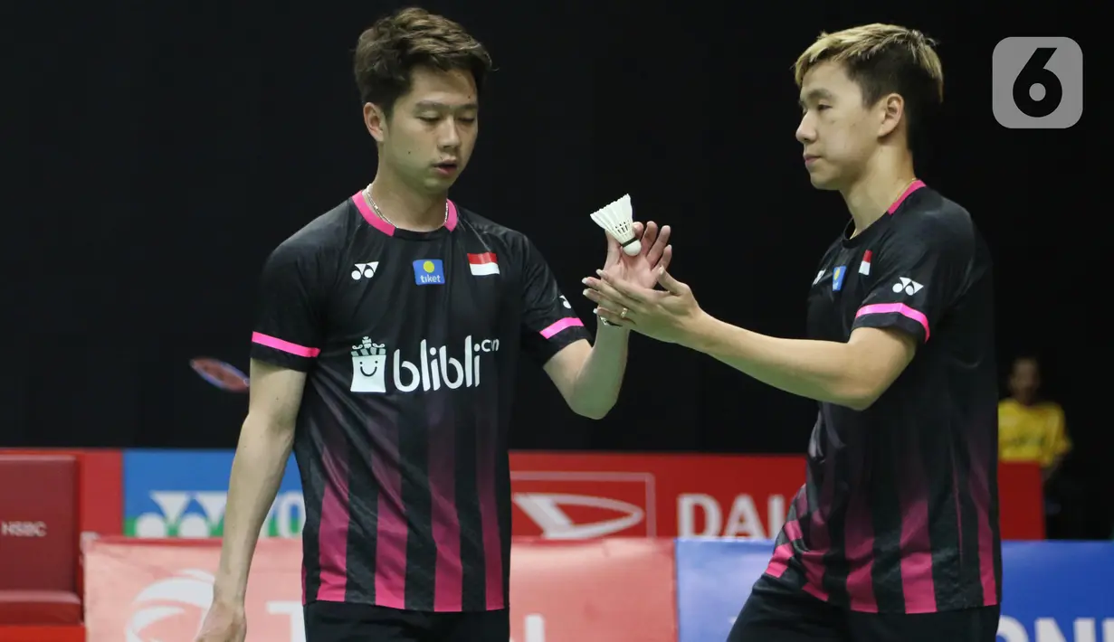 Pebulutangkis Indonesia, Kevin Sanjaya Sukamulio/Marcus Fernaldi Gideon saat melawan He Ji Ting/Tan Qiang (China) pada babak kedua ganda putra Indonesia Masters 2020 di Istora GBK, Jakarta, Kamis (16/1/2020). Kevin/Markus unggul 21-19 21-13. (Liputan6.com/Helmi Fithriansyah)