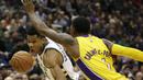 Pebasket Milwaukee Bucks, Giannis Antetokounmpo, berusaha melewati pebasket LA Lakers, Kentavious Caldwell-Pope, pada laga NBA di Bradley Center, Minggu (12/11/2017). Bucks menang 98-90 atas LA Lakers. (AP/Darren Hauck)