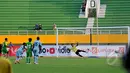 Octavio Dutra sebagai eksekutor sukses menjalan tugas dan membawa Bajul Ijo unggul 1-0 dalam laga SCM Cup 2015, Stadion Jakabaring, Palembang, Selasa (27/1/2015). (Liputan6.com/Johan Tallo)