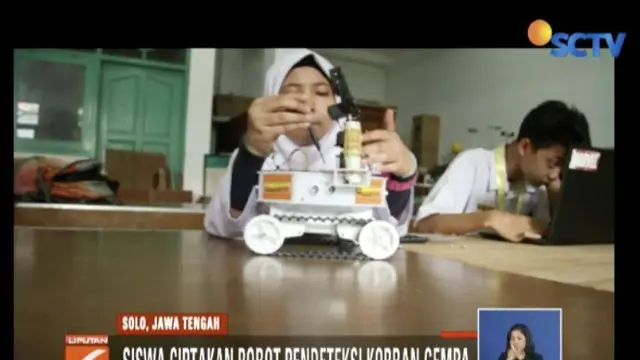 Dua orang siswa Madrasah Aliyah Negeri 1 Solo, Jawa Tengah, menciptakan robot untuk pencarian korban selamat yang terimbun.