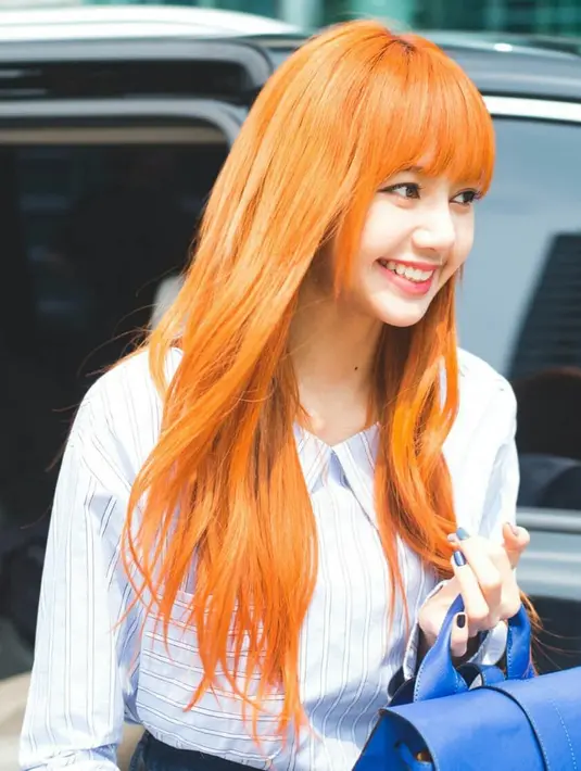 Meskipun terlihat cantik, akan tetapi banyak warganet yang membandingkan penampilan Chaeyoung dengan Lisa BLACKPINK. Seperti diketahui, Lisa memang punya gaya rambut serupa saat ia debut dengan BLACKPINK. (Foto: instagram.com/lisa.blackpink)