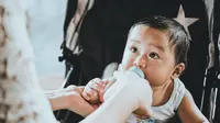 Botol susu bayi wajib bersih dan higienis/copyright: unsplash/rainier ridao