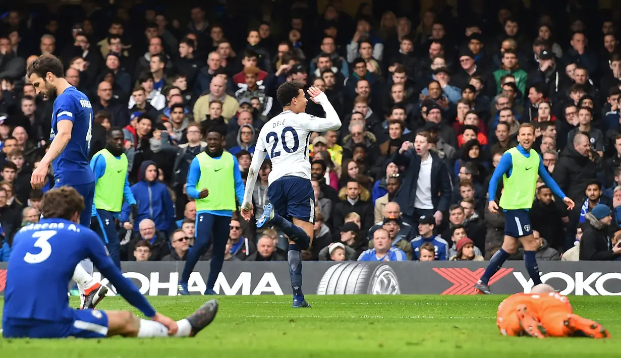 Gelandang Tottenham, Dele Alli, merayakan gol yang dicetaknya ke gawang Chelsea pada laga Premier League di Stadion Stamford Bridge, London, Minggu (1/4/2018). Chelsea kalah 1-3 dari Tottenham. (AFP/Glyn Kirk)