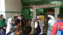 Sejumlah pasien berada di halaman RSUD Banyumas, Jawa Tengah (15/12). Di Provinsi Jawa Tengah dan DIY, gempa dirasakan kencang sekitar 10-30 detik. (Liputan6.com/Pool/Mufied Majnun/Humas RSUD Bms)
