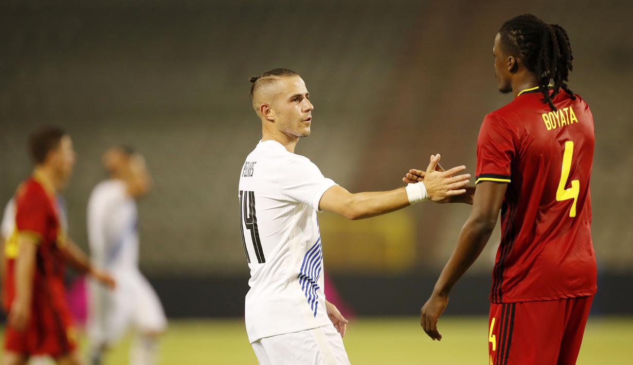 Striker Yunani, Dimitris Pelkas, bersalaman dengan pemain Belgia, Dedryck Boyata, pada laga uji coba di Stadion King Baudouin, Jumat (4/6/2021). Kedua tim bermain imbang 1-1. (AP/Francisco Seco)