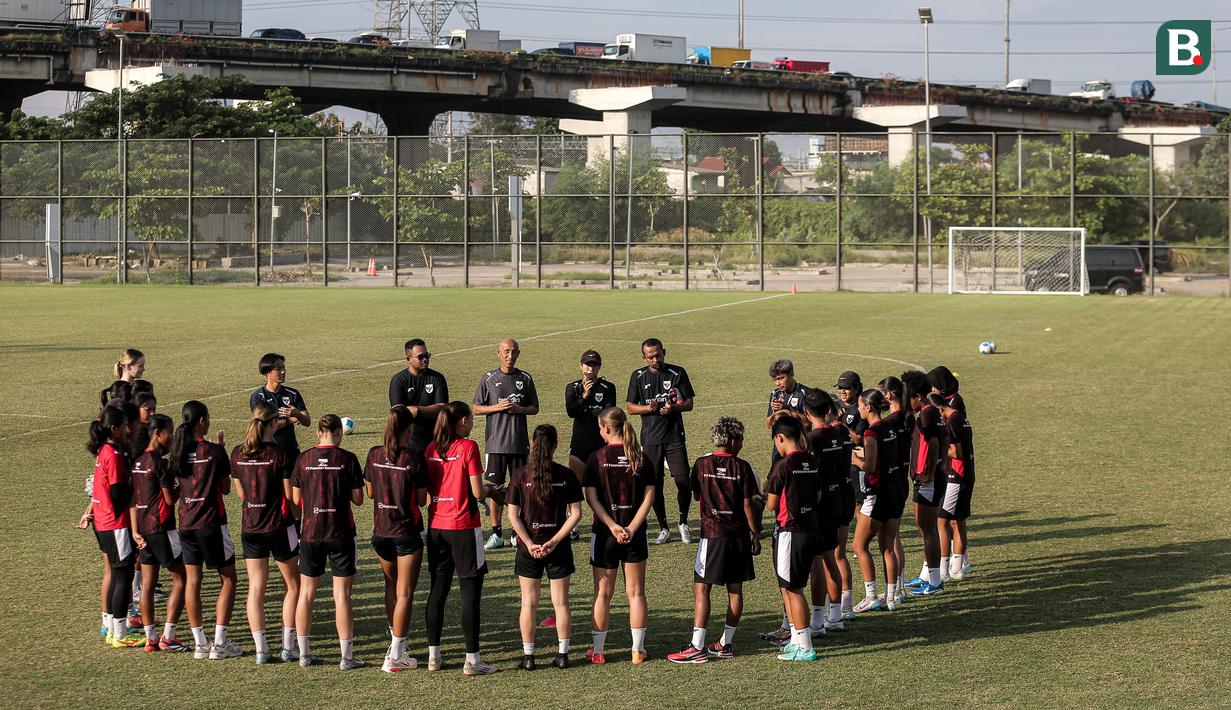 <p>Pelatih Timnas Indonesia, Satoru Mochizuki memimpin latihan persiapan jelang laga Kualifikasi Piala Asia 2026 yang berlangsung di lapangan latih Jakarta International Stadium (JIS), Jakrata Utara, Jumat (20/06/2025). (Bola.com/Bagaskara Lazuardi)</p>