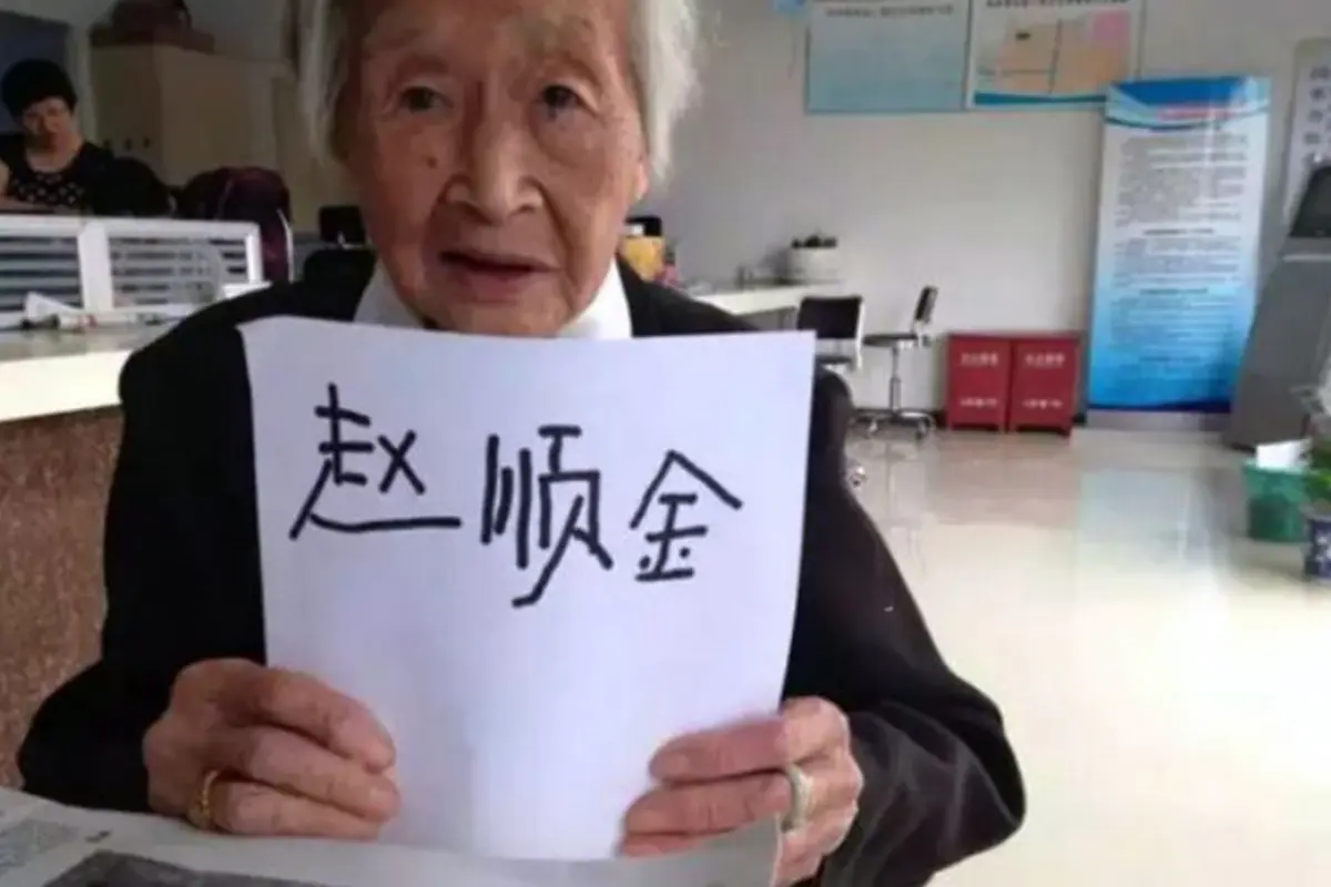 Berusia 100 Tahun, Nenek Ini Baru Belajar Baca Tulis