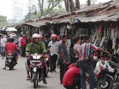 Pedagang aksesoris motor bekas menjajakan dagangannya di lokasi sementara (loksem) 37 di Jalan Kalibaru Timur, Senen, Jakarta (8/1). Loksem di kawasan Senen yang dibangun sejak tahun 1980 ini akan direnovasi total. (Liputan6.com/Angga Yuniar)