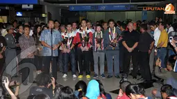 Gita Wirjawan (Ketua PBSI) memberikan keterangan kepada para jurnalis usai menyambut kedatangan tim bulutangkis Indonesia (Liputan6.com/ Helmi Fithriansyah)