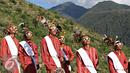 Seniman memakai kacamata melihat gerhana matahari di Bukit Matantimali, Sigi, Sulawesi Tengah, Rabu (9/3). Tarian tersebut dilakukan dalam rangka menyambut gerhana matahari total serta menolak bala. (Liputan6.com/Immanuel Antonius)