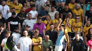 Pemain Manchester City, Tijjani Reijnders melakukan selebrasi setelah mencetak gol perdananya di Liga Inggris 2025/2026 ketika melawan Bournemouth di Molineux stadium, Wolverhampton, Inggris, Sabtu (16/08/2025) waktu setempat. (AFP/Darren Staples)