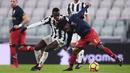 Pemain Juventus, Blaise Matuidi berebut bola dengan pemain Genoa, Stephane Omeonga pada lanjutan Serie A di Allianz stadium, Turin, (22/1/2018). Juventus menang tipis 1-0.  (AFP/Marco Bertorello)