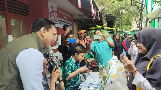 Ahmad Rizal Ramdhani, Direktur Utama Bulog, Menyerahkan Bantuan Pangan