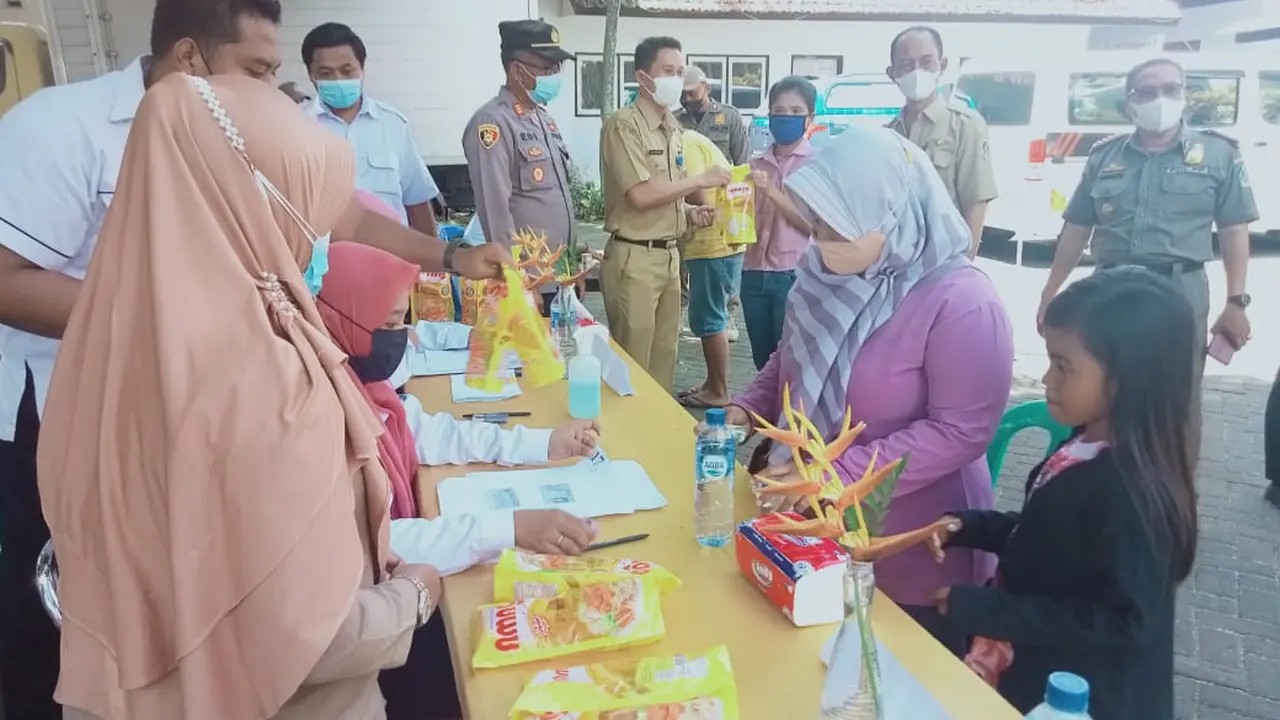 Operasi pasar minyak goreng di Banyuwangi. (Dian Kurniawan/Liputan6.com)