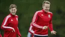 Pemain Wales, Ben Davies dan Chris Gunter tertawa lepas saat sesi latihan tim Wales di OSEC Stadium, Dinard, Lyon, Prancis. (5/7/2016). (REUTERS/Stephane Mahe)