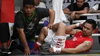 Petinju Manny Pacquiao melakukan pemanasan dengan pengawasan teman lama Nonoy Neri selama sesi pelatihan di gym di Manila, (17/5). Pacquiao akan bertanding melawan petinju Argentina Lucas Matthysse. (AFP Photo/Ted Aljibe)