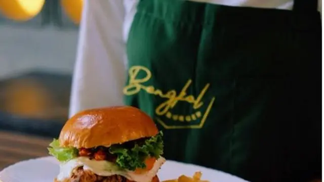 Mendesain Restoran Burger dengan Konsep Industrial dan Bernuansa Alam Lewat Vertical Garden