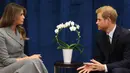 Pangeran Harry saat berbincang dengan Ibu Negara AS, Melania Trump saat bertemu untuk pertama kalinya jelang pembukaan Invictus Games 2017 di Toronto, Kanada (23/9). (Chris Jackson/Getty Images for the Invictus Games Foundation /AFP)