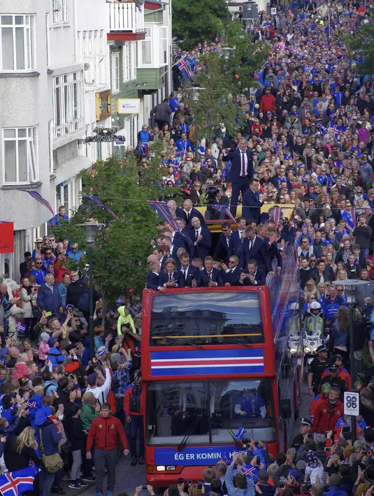 Suasana jalan raya yang dipenuhi fans Islandia saat menyambut kedatangan timnas Islandia usai berlaga pada Piala Eropa 2016 di Reykjavik, Islandia, (4/7/2016). (Reuters/Geirix)