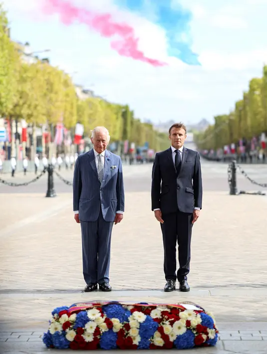 Raja Inggris Charles III (kiri) dan Presiden Prancis Emmanuel Macron menghadiri upacara peletakan karangan bunga resmi di Arc de Triomphe, Paris pada tanggal 20 September 2023. (Chris Jackson/POOL/AFP)