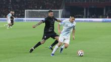 Tampil di depan pendukung sendiri, Persija tampil agresif sejak menit awal pertandingan. Tampak dalam foto, pemain depan Persija, Emaxwell Souza De Lima (Maxwell - kanan) berebut bola dengan gelandang PSIM, Norberto Ezequiel Vidal (Pulga Vidal) pada pertandingan pekan ke-14 BRI Super League musim 2025/2026 di Stadion Utama Gelora Bung Karno, Jakarta, Jumat (28/11/2025). (Bola.com/M Iqbal Ichsan)