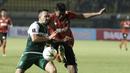 Gelandang Persebaya Surabaya, Damian Lizio, berusaha merebut bola saat melawan Perseru Serui pada laga Piala Presiden 2019 di Stadion Si Jalak Harupat, Bandung, Sabtu (2/3). Persebaya menang 3-2 atas Perseru. (Bola.com/Yoppy Renato)