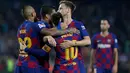 Megabintang Barcelona, Lionel Messi berselebrasi dengan rekan setimnya setelah mencetak gol ke gawang Real Valladolid dalam pertandingan pekan ke-11 La Liga  di Camp Nou, Selasa (29/10/2019). Barcelonamenutup laga dengan kemenangan 5-1 lewat gol tambahan dari Lionel Messi dan Luis Suarez. (AP/Joan M
