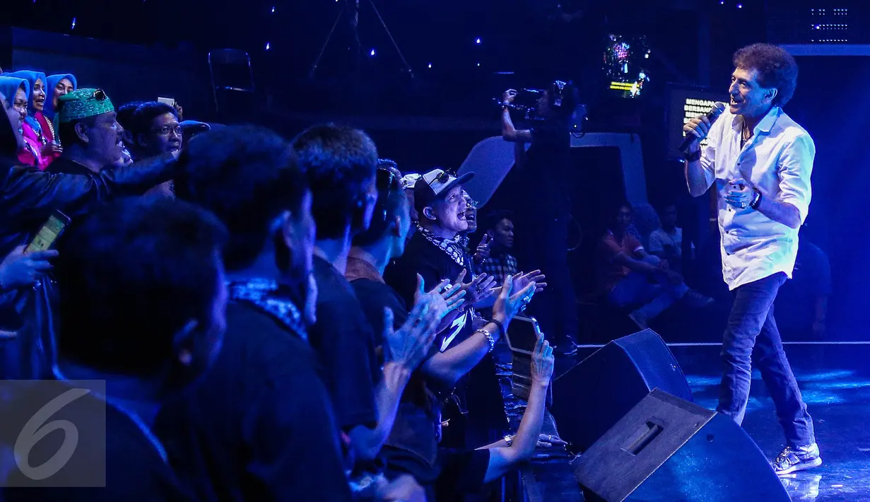 Vokalis God Bless, Ahmad Albar mengajak penonton ikut bernyanyi membawakan lagu di album ketujuh 36 medio 2009 di Studio 5 INDOSIAR, Jakarta Barat, Sabtu (17/12/2016). (Liputan6.com/Faizal Fanani)