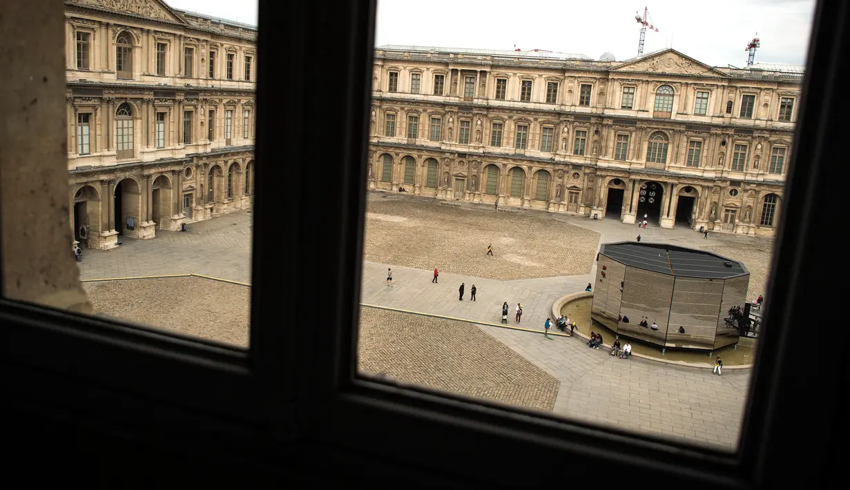 Sebuah gambar yang diambil pada 16 Mei 2016 di Paris menunjukkan salah satu halaman di museum Louvre melalui jendela. (LIONEL Bonaventure/AFP)