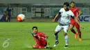 Pemain DKI Jakarta terjatuh usai berebut bola dengan bek Bali, I Nyoman Adi Parwa saat laga penyisihan Grup A PON XIX di Stadion Pakansari, Bogor, Rabu (14/9/2016). DKI Jakarta dan Bali bermain imbang 1-1. (Liputan6.com/Helmi Fithriansyah)
