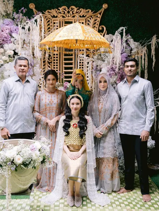 Di prosesi Seumano Pucok, Beby Tsabina memesona dibalut wastra bernuansa keemasan dan tubuh bagian atasnya dibalut ronce bunga melati yang serasi dengan yang dikenakannya di bagian kepala semacam bando. [Foto: Instagram/bebytsabina]