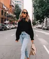 Oversiezed sweater menjadi knci tampilan gaya yang tak lekang oleh waktu. Keluarkan kembali koleksi lama untuk tampil chic di musim hujan. [Foto: Pinterest].