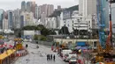 Tim penjinak bom kepolisian Hong Kong dikerahkan mengamankan bom sisa Perang Dunia II di sebuah lokasi konstruksi di distrik Wan Chai, Rabu (31/1). Distrik Wan Chai merupakan salah satu bagian wilayah permukiman di pusat kota Hong Kong. (AP/Kin Cheung)