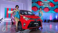 Model berfoto saat peluncuran mobil Toyota Calya dan Daihatsu Sigra di pabrik PT Astra Daihatsu Motor, Karawang, Jawa Barat, (2/8). Kolaborasi Toyota dan Daihatsu yang telah menghasilkan produk Avanza-Xenia dan Rush-Terios. (Liputan6.com/Angga Yuniar)