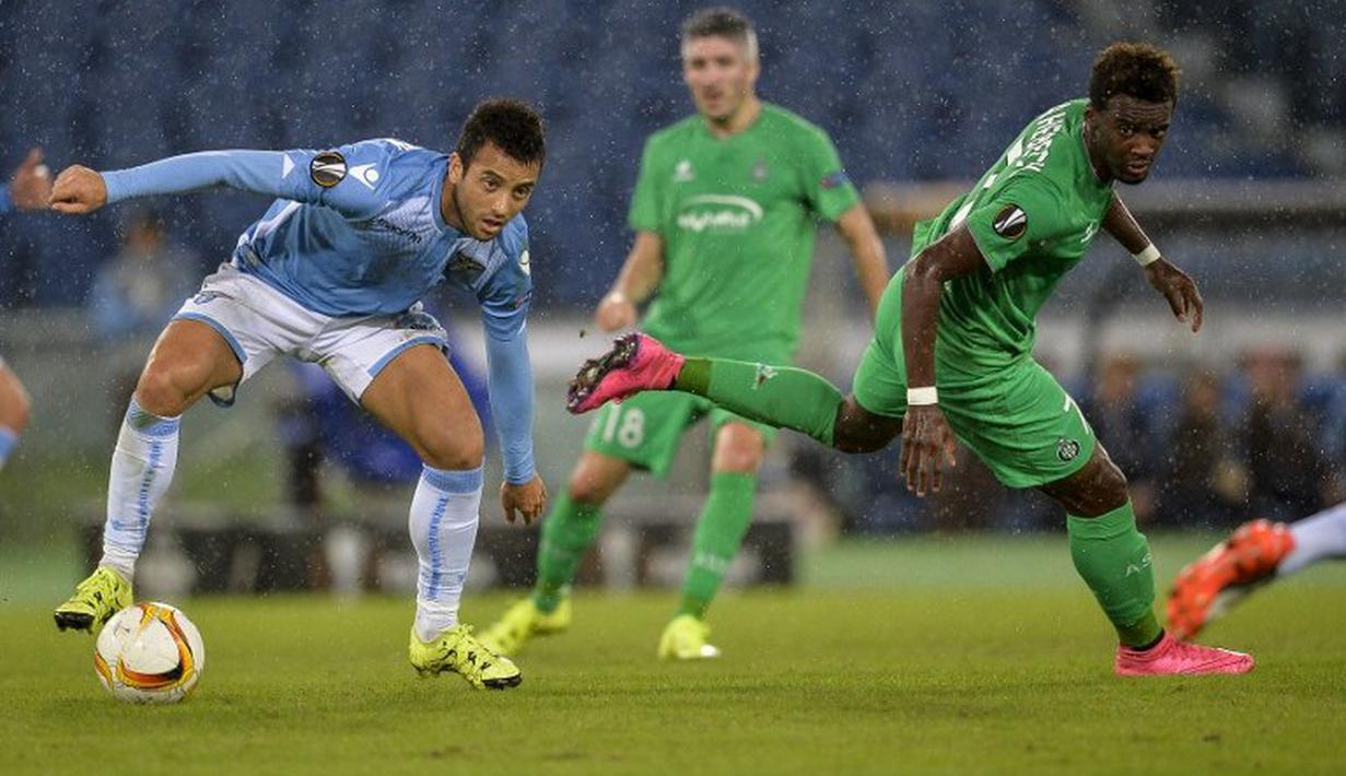 Pemain Lazio Felipe Anderson (L) berebut bola dengan pemain St Etienne Jean-Christophe Bahebeck  pada Laga Liga Europa UEFA antara Lazio vs Saint Etienne di Stadion Olympic Roma, Jumat(2/10/2015). Lazio menang tipis 3-2. AFP Photo / Andreas Solaro