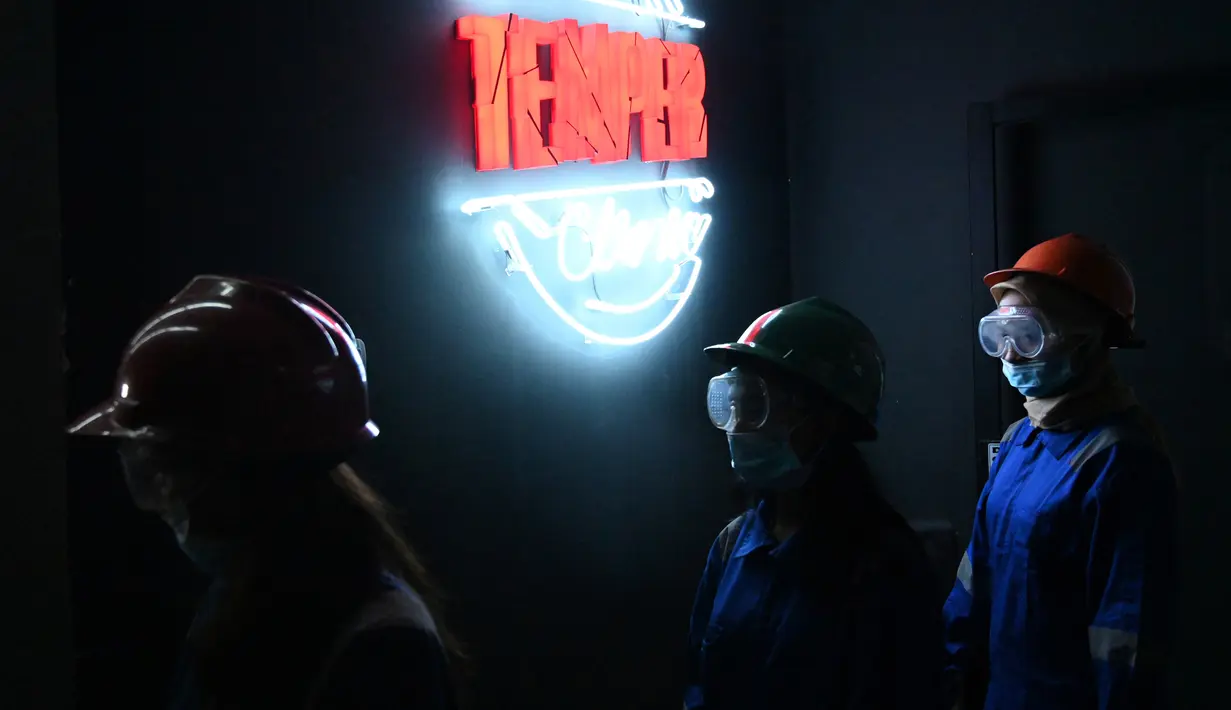 Genta Kalbu Tanjung (kiri) bersama dua temannya bersiap memulai sesi permainan di Temper Clinic, Jakarta, 26 Januari 2019. Klinik ini terinspirasi dari rage room atau anger room yang sudah lazim ditemukan di sejumlah negara lain. (GOH Chai Hin/AFP)
