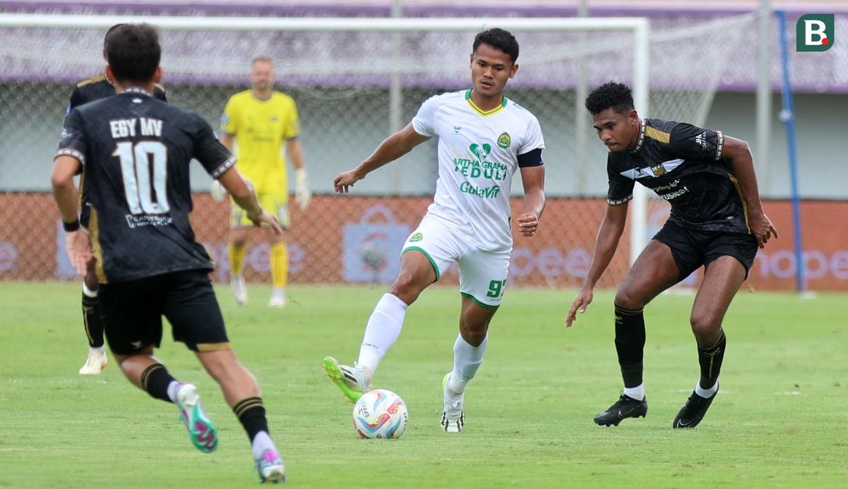 <p>Pemain Persikabo 1973, Dimas Drajad (tengah) berusaha melewati sejumlah pemain Dewa United FC&nbsp;pada laga lanjutan BRI Liga 1 2023/2024 di Indomilk Arena, Tangerang, Kamis (07/03/2024). (Bola.com/M Iqbal Ichsan)</p>