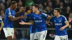 Pemain Everton Michael Keane (tengah) merayakan dengan rekan satu timnya usai mencetak gol ke gawang Burnley pada pertandingan Liga Inggris di Goodison Park, Liverpool, Inggris, 13 September 2021. Everton menang 3-1. (Oli SCARFF / AFP)