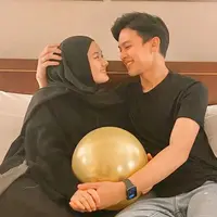 Ini adalah momen ulang tahun Dinda Hauw dan Rey Mbayang pada tahun 2020. Ultah tahun 2020 ini menjadi momen manis tersendiri lantaran keduanya baru saja resmi menikah. Saling memberi kejutan dan rayakan ulang tahun bersama orang tersayang, kehangatan keluarga ini sangat terasa. Meski menikah lewat jalur taaruf, bintang film Cinta Subuh ini seperti sudah saling mengenal lama di momen ultah tahun 2020 ini. (Liputan6.com/IG/@dindahw)