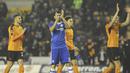 Pemain  Diego Costa memberikan salam kepada fans usai melawan Wolverhampton Wanderers pada putaran kelima Piala FA di Molineux stadium, Wolverhampton, (18/2/2017). Chelsea menang 2-0. (AP/Rui Vieira)
