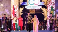 Eri Cahyadi dan istri saat menghadiri acara 1 Abad NU di Surabaya. (surabaya.go.id).