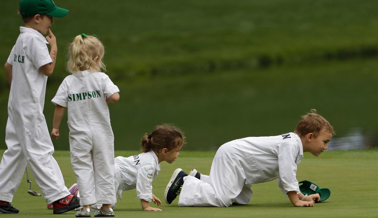 (Dari kiri) James Simpson, Wyndham Rose Simpson, Dakota Watson dan Caleb Watson menyaksikan ayah mereka Bubba Watson dan Webb Simpson bermain selama kompetisi Masters Par 3 di Augusta National Golf Club, Georgia, (5/4). (AP Photo/David J. Phillip)