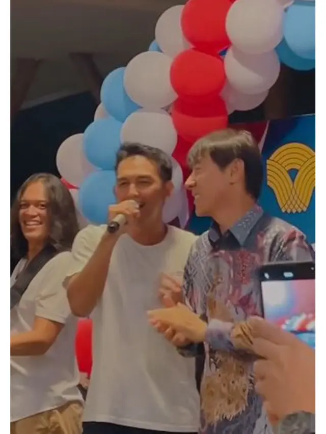 6 Momen Naga ADA Band Manggung Bareng Shin Tae-yong, Ikut Joget Pakai Batik