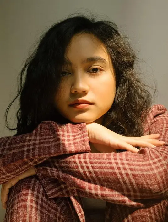 Banyak yang bilang style rambut pendek Amanda memang terlihat lebih kece dan segar. Dengan balutan setelan bermotif tartan dan makeup yang natural, Amanda tampil trendy. Selain itu tak tanggung-tanggung Amanda juga sering tampil berani dengan bare face. (Liputan6.com/IG/@auroramanda95)