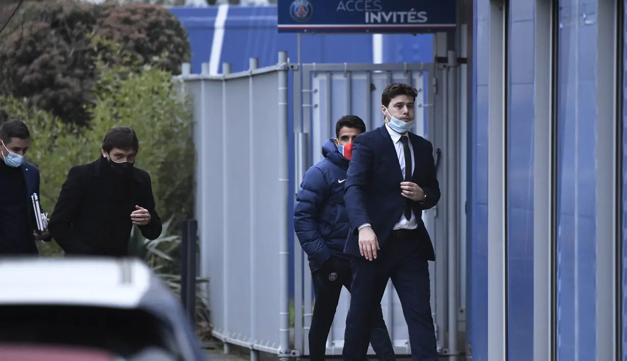 Pelatih Paris Saint-Germain (PSG), Mauricio Pochettino, meninggalkan Pusat Latihan PSG di Paris, Selasa, (5/1/2021).  PSG resmi memperkenalkan Pochettino sebagai pelatih baru. (Photo by Bertrand GUAY / AFP)