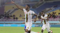 Hasil meyakinkan dipetik Timnas Mali U-17 pada laga pertama Grup B Piala Dunia U-17 2023 di Stadion Manahan, Solo, Jumat (10/11/2023) sore WIB. Menghadapi Timnas Uzbekistan U-17, Timnas Mali U-17 menang telak 3-0 lewat hattrick Mamadou Doumbia. Ketiga gol Mamadou Doumbia dicetak pada menit ke-30, 72 dan 75. Dengan hasil ini Timnas Mali U-17 sementara memimpin Grup B dengan poin 3, unggul selisih gol atas Spanyol yang menghuni posisi kedua berkat kemenangan 2-0 atas Kanada. (Bola.com/Arief Bagus)