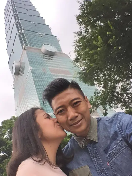Pria kelahiran Jepara 17 Maret 1973 ini selalu terlihat romantis bersama sang istri saat berlibur di Taipei. (Liputan6.com/IG/@joyceadon)