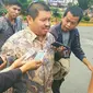 Bupati Bengkalis Amril Mukminin usai diperiksa penyidik KPK dalam proyek jalan beberapa waktu lalu. (Liputan6.com/M Syukur)