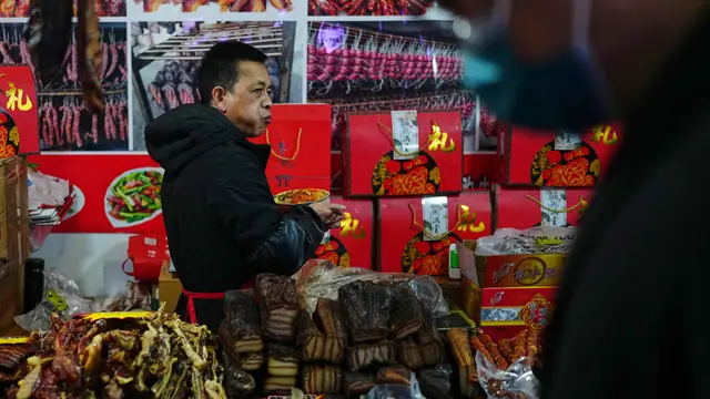 Sambut Tahun Kuda Api, Ornamen Khas Imlek Ramai Diburu Warga China